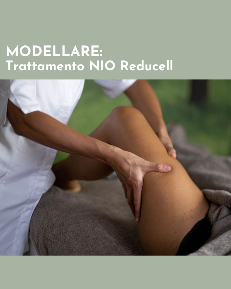 Mary Siciliano di Estetica Alma a Jesolo sta trattando una cliente con un massaggio modellante, in un percorso di remise en forme