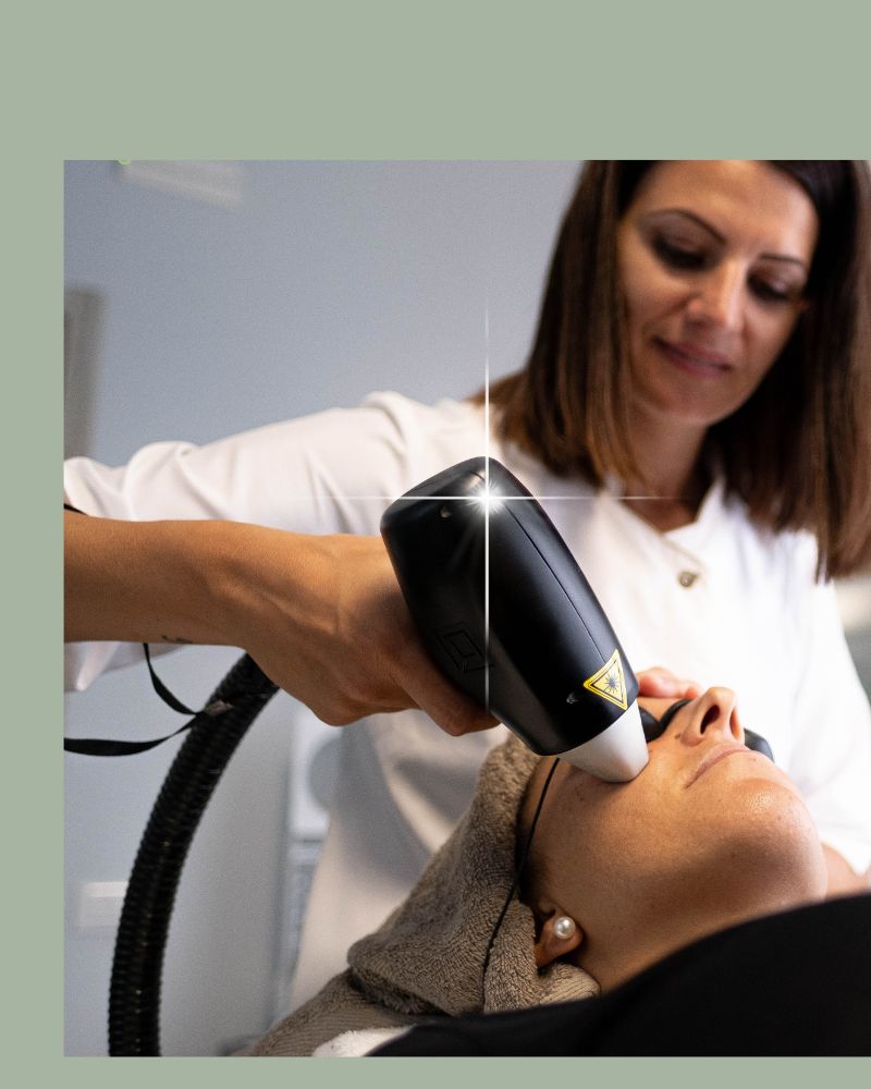 Mery Siciliano, titolare del centro estetico Alma a Jesolo, mentre effettua una seduta di epilazione laser viso.