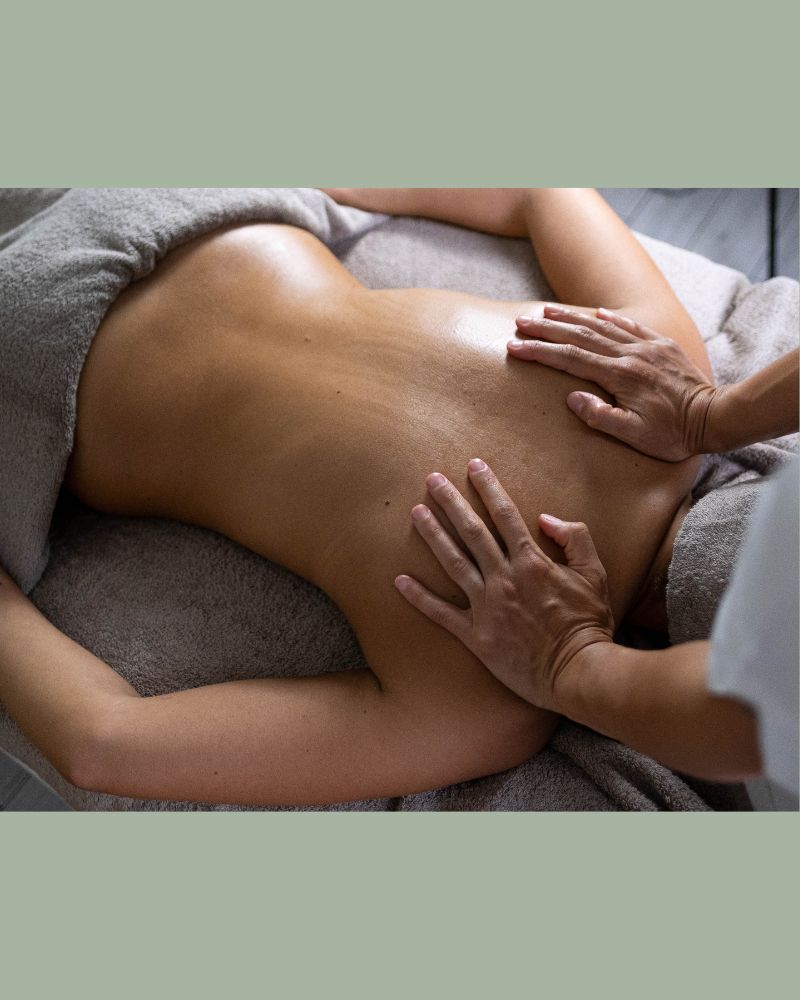 L’immagine di una schiena femminile richiama tutti i servizi di estetica Alma Jesolo per attenuare tensioni e contratture muscolari alla zona.