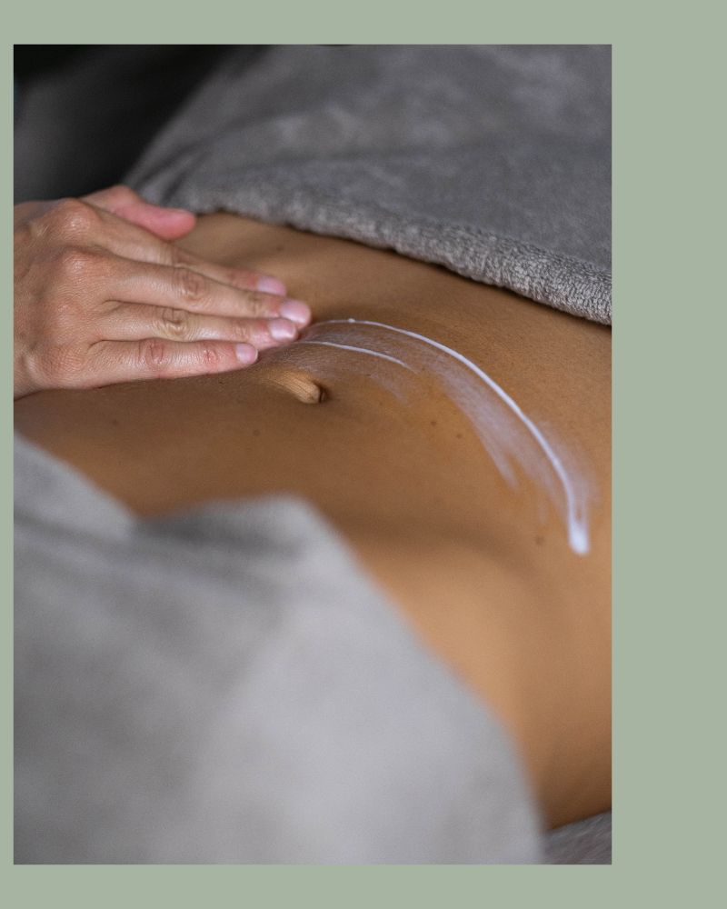 L’immagine di un volto di una pancia femminile durante un trattamento richiama un tema chiave della comunicazione di Estetica Alma Jesolo: la cura dell’addome e dei suoi segnali.