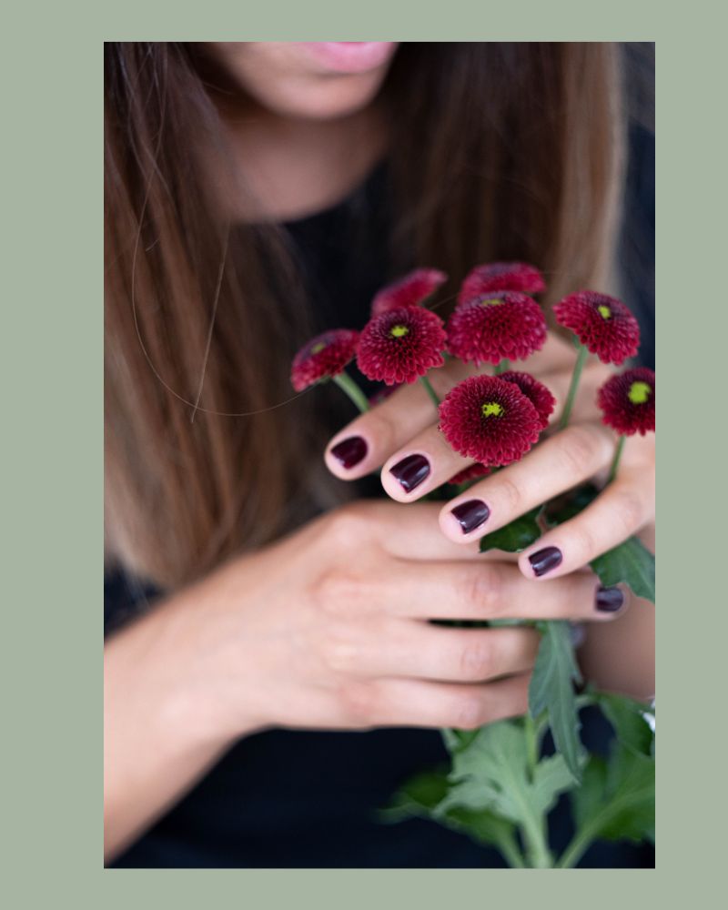 L’immagine delle mani di una donna intrecciate a dei fiori richiama un servizio chiave della comunicazione di Estetica Alma Jesolo: la manicure in tutte le sue declinazioni.