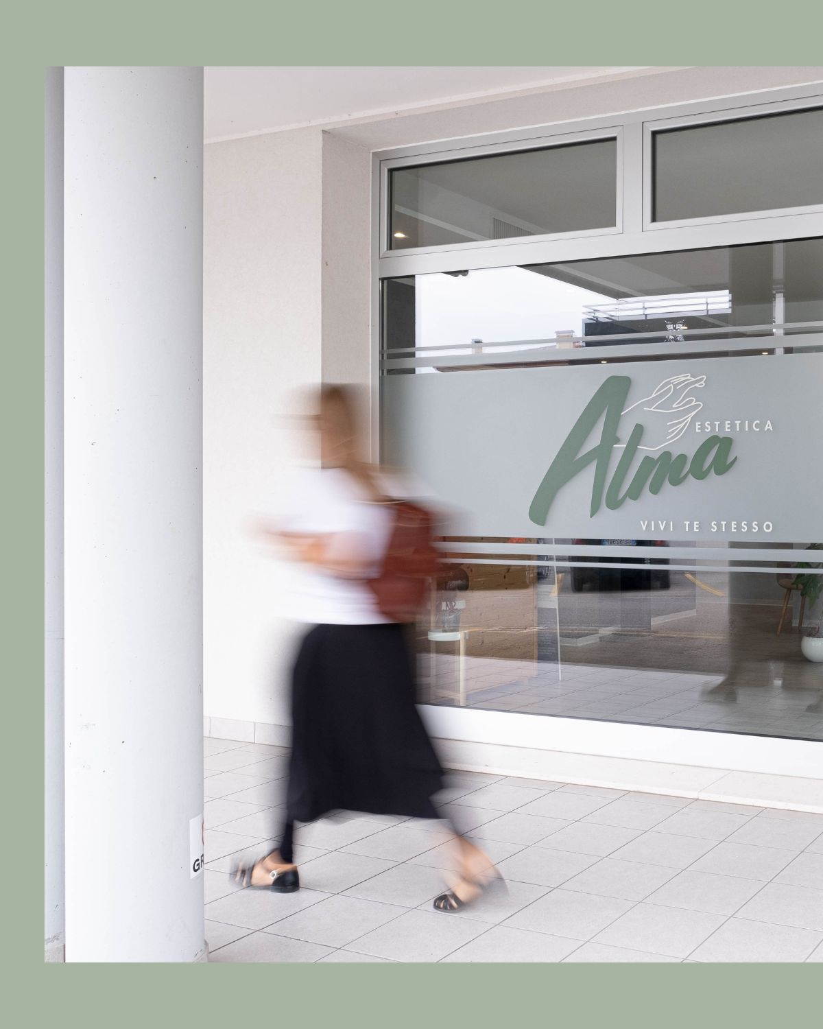 La vetrina esterna di Estetica Alma a Jesolo Paese, mentre una cliente sta uscendo dal punto vendita.